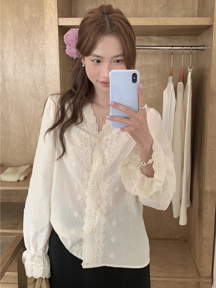 قميص نسائي أنيق بأكمام جرس مطرزة وياقة على شكل V، تصميم فضفاض بأسلوب كوري عصري للربيع #2