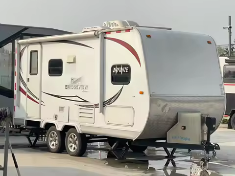 Spacious YUEJIN H500 Mobile Home Family Touring RV Caravan Truck With Slide Out