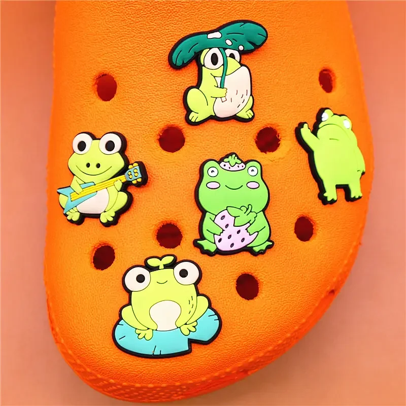 1pcs Funny Shoe Designer Charms Accessories PVC Arrogant Cute Frogs Clogs Buckle Decorations fit Party Kids Gifts