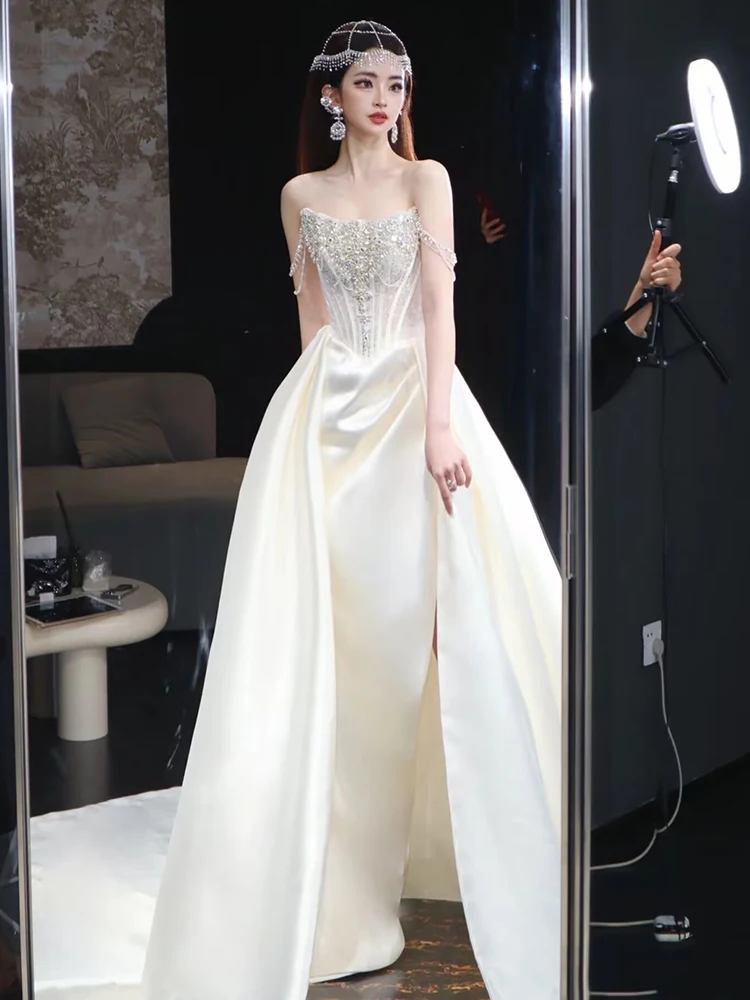 

Элегантное атласное свадебное платье с длинной фатой для выхода, белое, без бретелек, для свадеб в отелях и в помещении, для женщин 8-25 лет