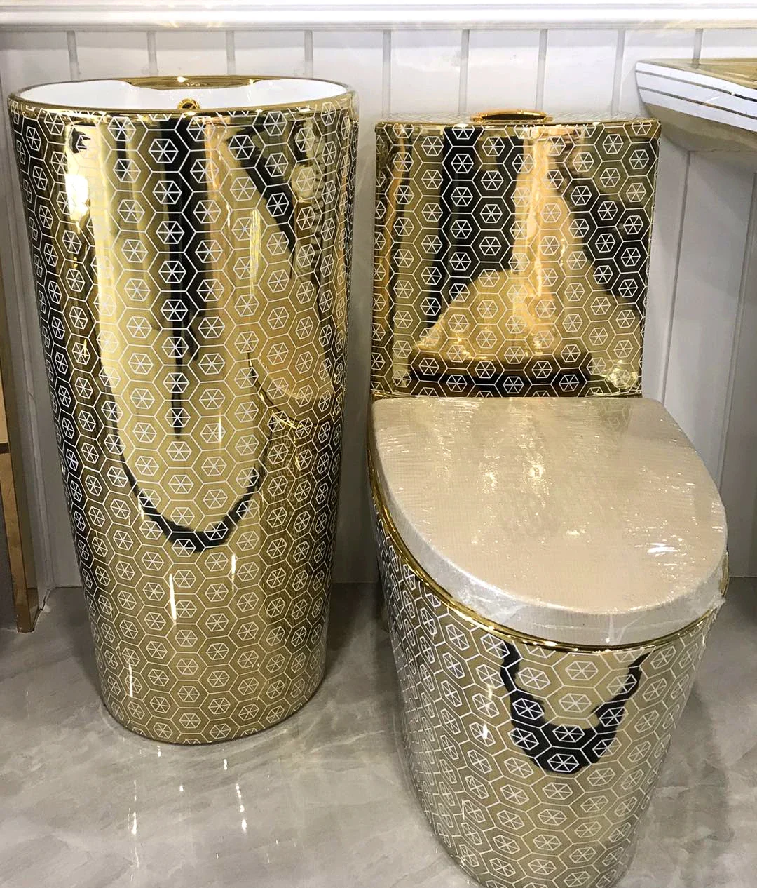 Luxury New Design Gold Pattern One Piece Toilet Floor Mounted Pillar Washbasin Toilet Set