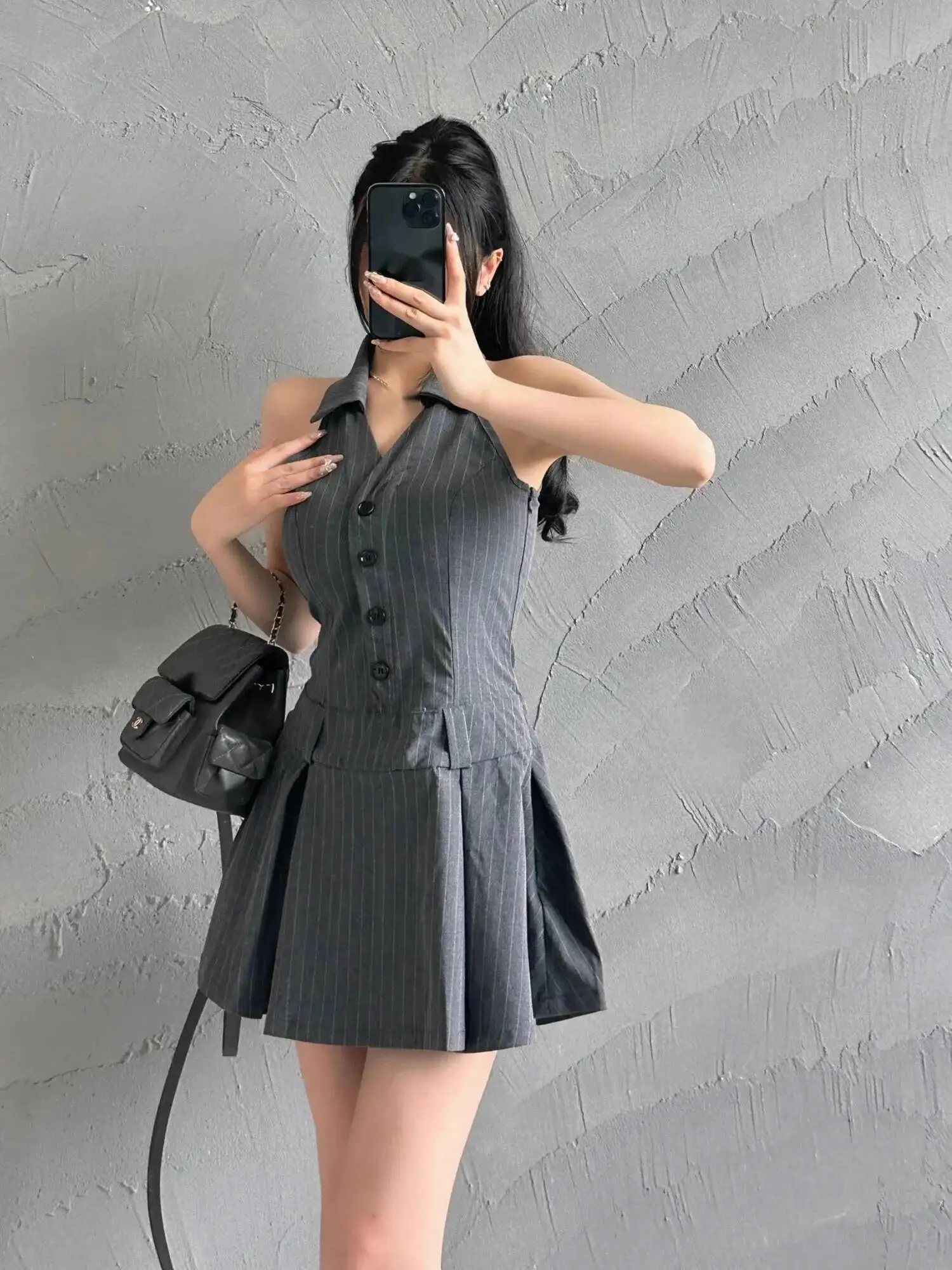 فستان بياقة رمادية معلقة على الرقبة، فستان نسائي صيفي قصير على طراز الكلية بخصر مطوي، ملابس علوية نسائية حلوة أنيقة Y25N