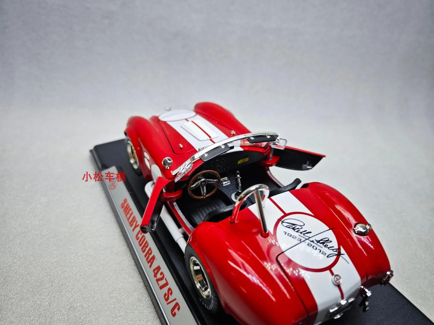 1:18 SHELBY COBRA 427 S/C จําลองรถสะสมของเล่นของขวัญของที่ระลึกจอแสดงผลเครื่องประดับ