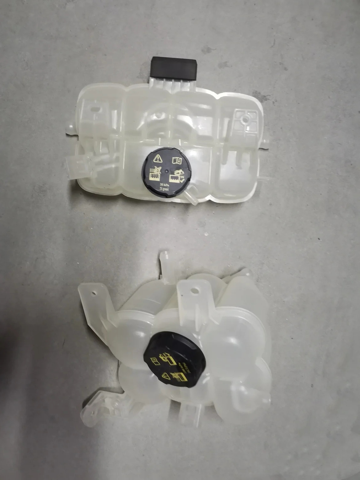 Suitable for  001 coolant kettle, return kettle, water tank, kettle, antifreeze storage kettle with lid