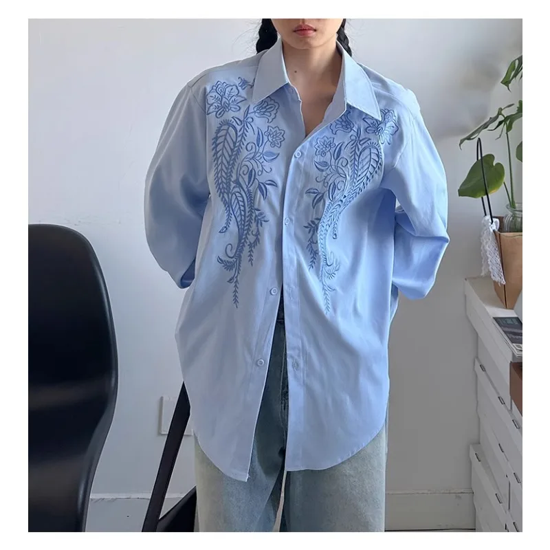 

SuperAen 2025 летняя новая свободная повседневная дизайнерская синяя рубашка с вышитыми узорами для женщин, модные рубашки с воротником с лацканами
