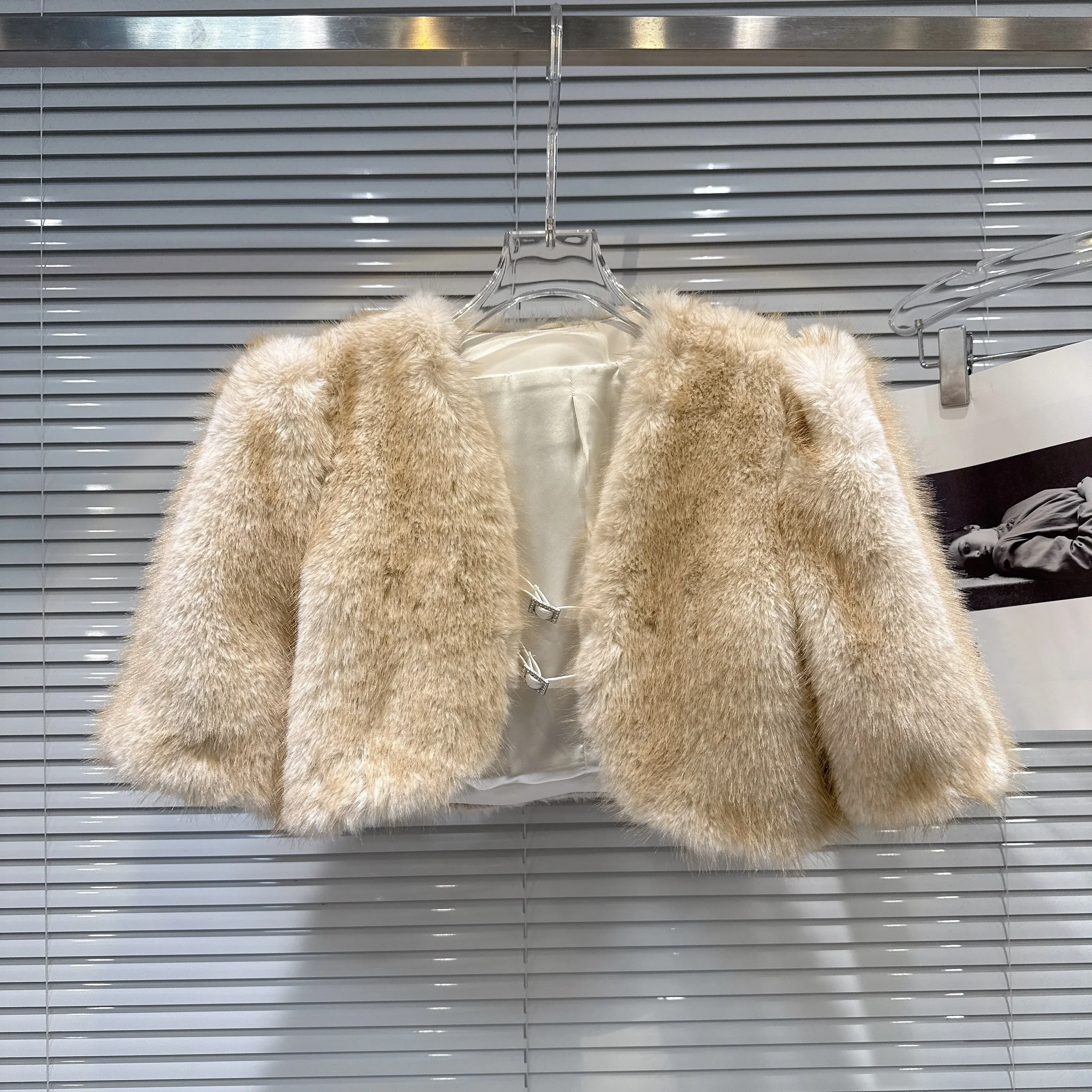 

2025 Winter New Arrival Elegant Celebrity Style Champagne Faux Fur Buckle Short Sleeve Shawl Coat