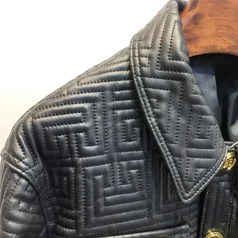 سترة نسائية من الجلد الطبيعي بطول قصير وياقة مقلوبة لربيع وخريف 2025 معطف مزين بجيب أنيق