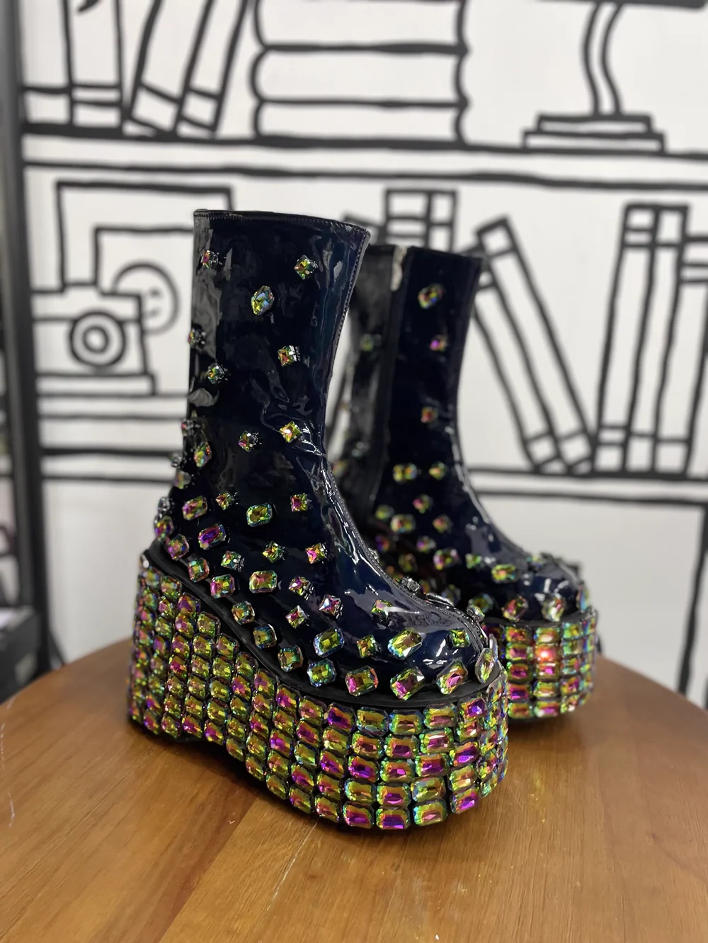 

Прохладные черные ботильоны на платформе из лакированной кожи с переливающимися кристаллами и украшениями, массивная подошва с выступами, блестящие женские ботинки в острым стиле