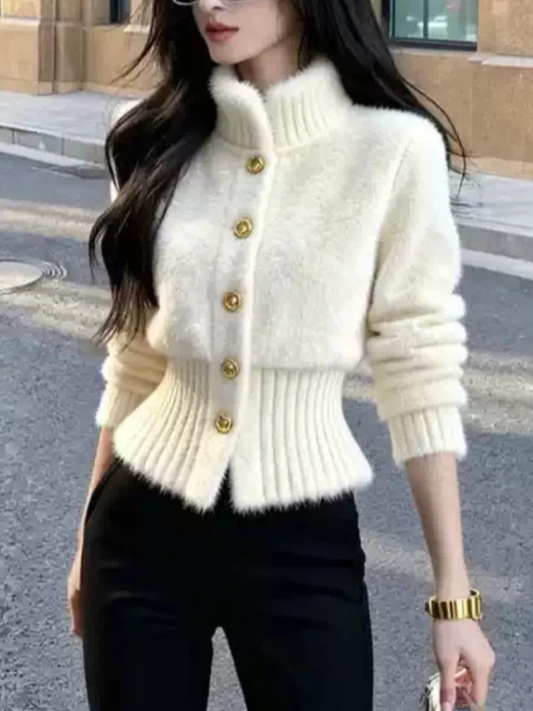 سترة تريكو أنيقة على الموضة الكورية للنساء بياقة من الفرو الأبيض وخصر مع أزرار ذهبية سترة قصيرة ناعمة لفصل الخريف والشتاء
