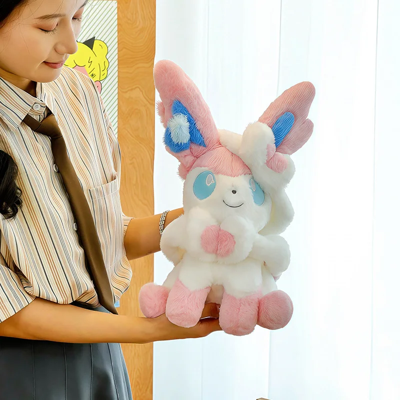Sylveon Plüschtier in sitzender Pose, kuschelig weich, flauschig, Anime-Puppe im japanischen Stil, Dekokissen für Sofa, Bett, Heimdekoration, Geschenke – Detail 29