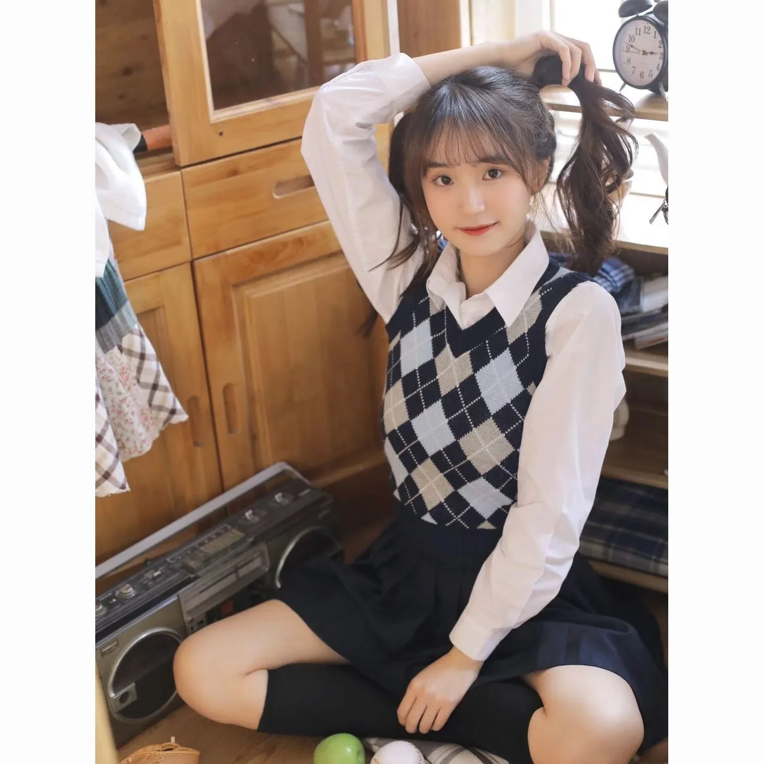 

Модный комплект из вязаного жилета и короткой юбки для женщин: осенний, с узором, из полиэстера