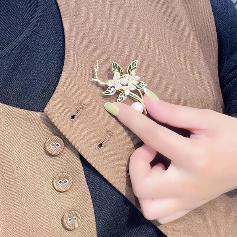 Light Luxury Temperament Leafy Branch Gardenia Pearl Brooches For Women Girls Exquisite Corsage Clothing Accessories Gifts