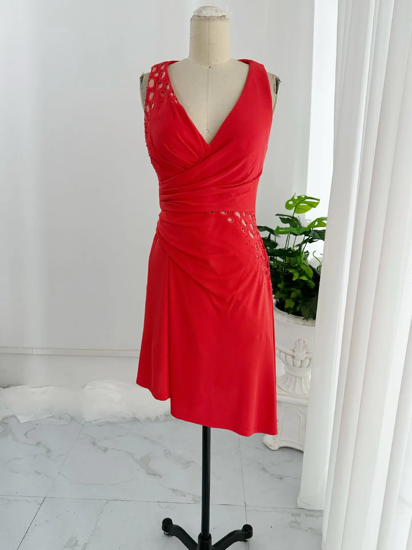 Red Sexy Deep V -Neck Sleeveless Hollow Slim Slim Mid -Length Evening Dress Skirt M1939