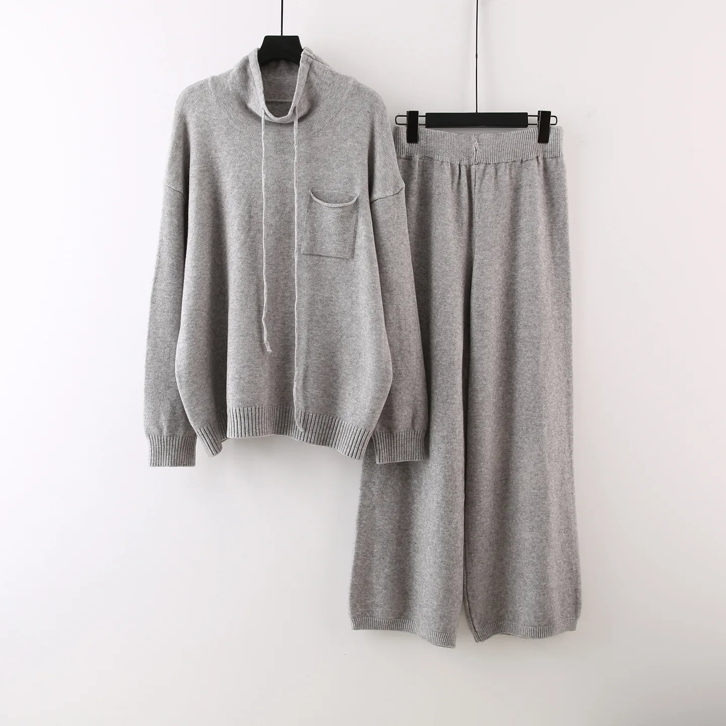 ชุดเซ็ตสองชิ้น เสื้อไหมพรมคอตั้งสำหรับสุภาพสตรีทำงาน รุ่นใหม่ประจำฤดูใบไม้ร่วงและฤดูหนาว พร้อมกางเกงขายาวทรงกว้างเนื้อหนา