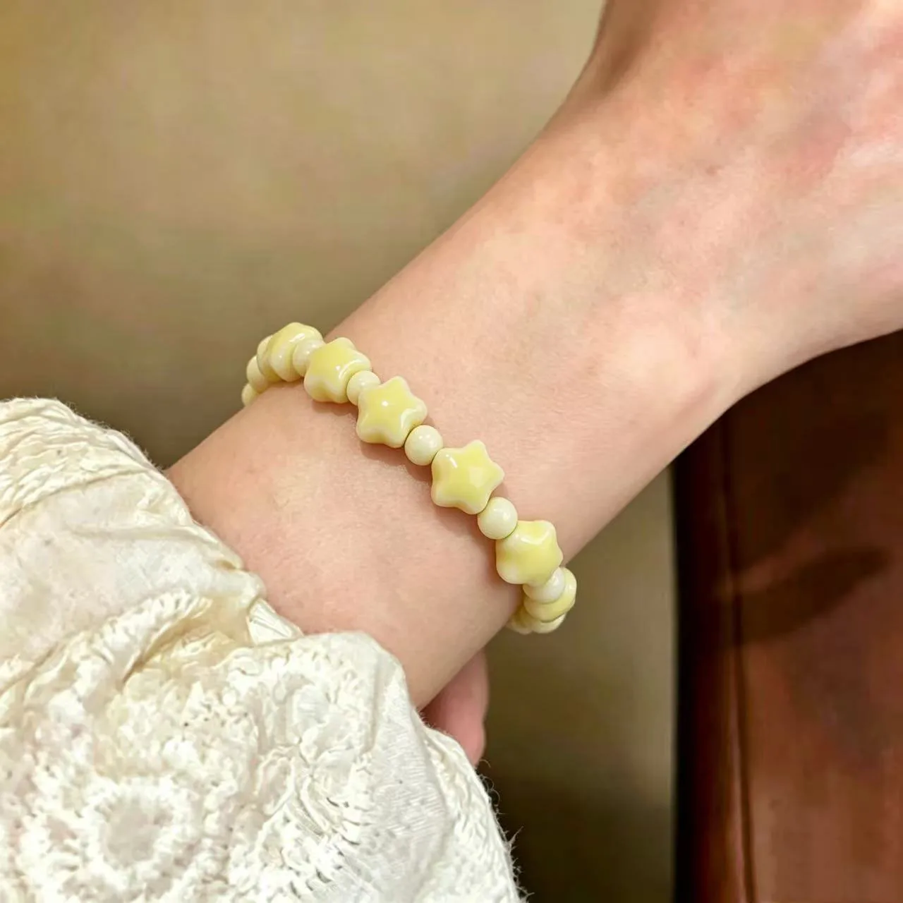 Sweet Star Ceramic Bead Elastic Bracelet - Round Spacer Beads Elastic Wrist Ornament for Women's Daily and Date Wear