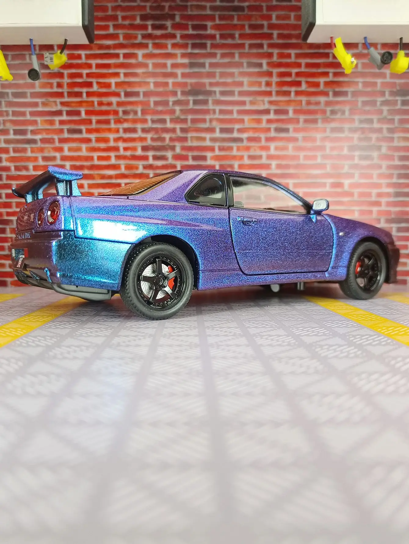 

Модель спортивного автомобиля Nissan Skyline GTR R34 из сплава, масштаб 1:24, с открывающимися дверями, передним капотом и крышкой багажника.