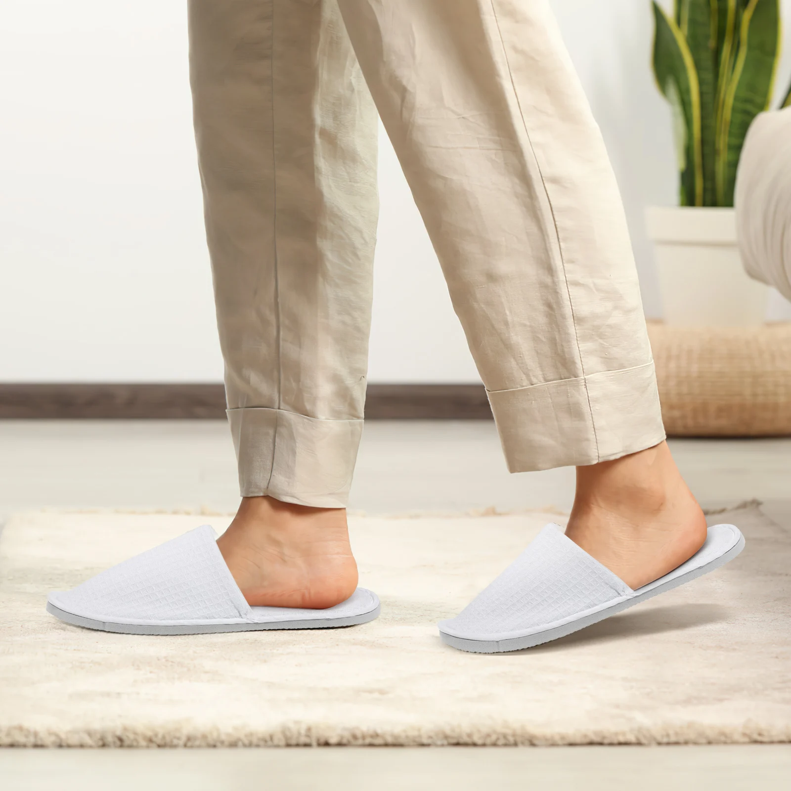 

4 Pairs Bridal Disposable Slippers Indoor Bath for Guest Guests Miss Hotel House Woman
