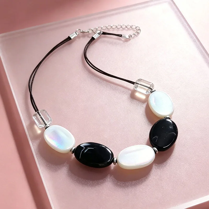 Vintage Black White Oval Resin Beaded Necklace for Women Boho Geometric Acrylic Shell Pendant Choker Fashion Statement Jewelry