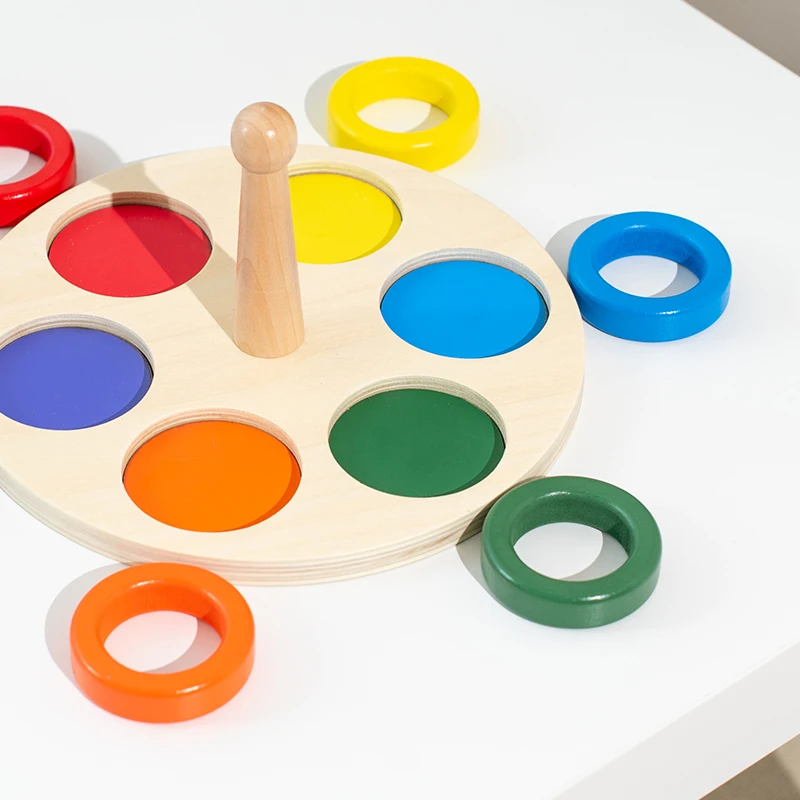 لعبة مكعبات التراص الخشبية الملونة تتميز بأشكال وألوان متنوعة، هذه الكتل تساعد الأطفال على تطوير المهارات الحركية الدقيقة مع