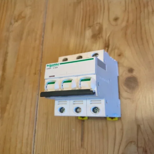

2026 Ic60h A9f54332 Mcb C32 32 3p 32a C32a , Sent Brand New Original Spot Plc