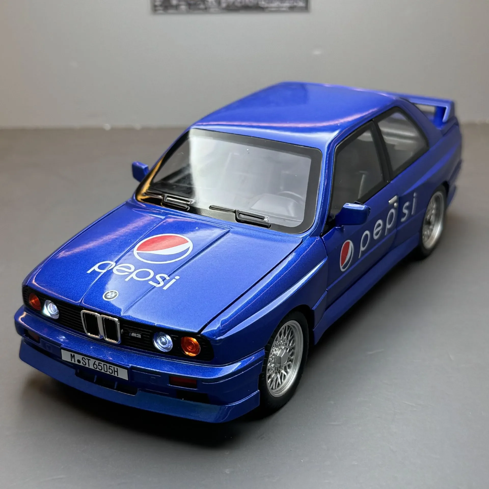 

1:24 BMW M3 E30 модель спортивного автомобиля из сплава, литая под давлением металлическая классическая модель автомобиля, высокая имитация звука и света, детские игрушки в подарок