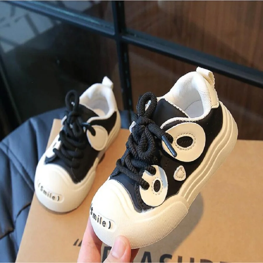 2024 Autumn New Children's Board Shoes Bread Shoes Boys' Panda Shoes Girls' Soft Sole Big Head Casual Shoes Black Off White