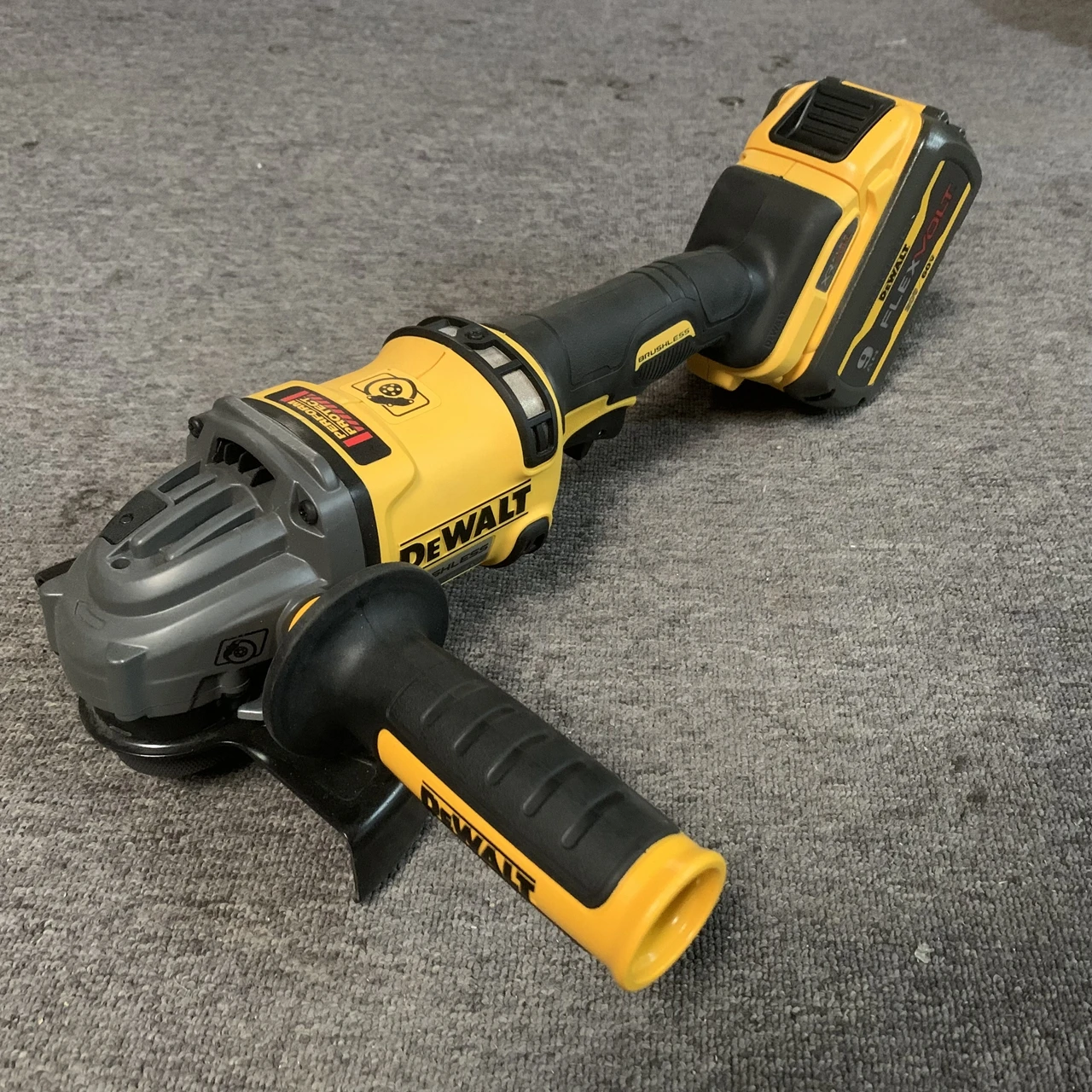 

Dewalt DCG418 60 в, Flexvolt 4 1/2-6 дюймов, бесщеточная угловая шлифовальная машина, новинка *** включает в себя литиевую батарею Ач