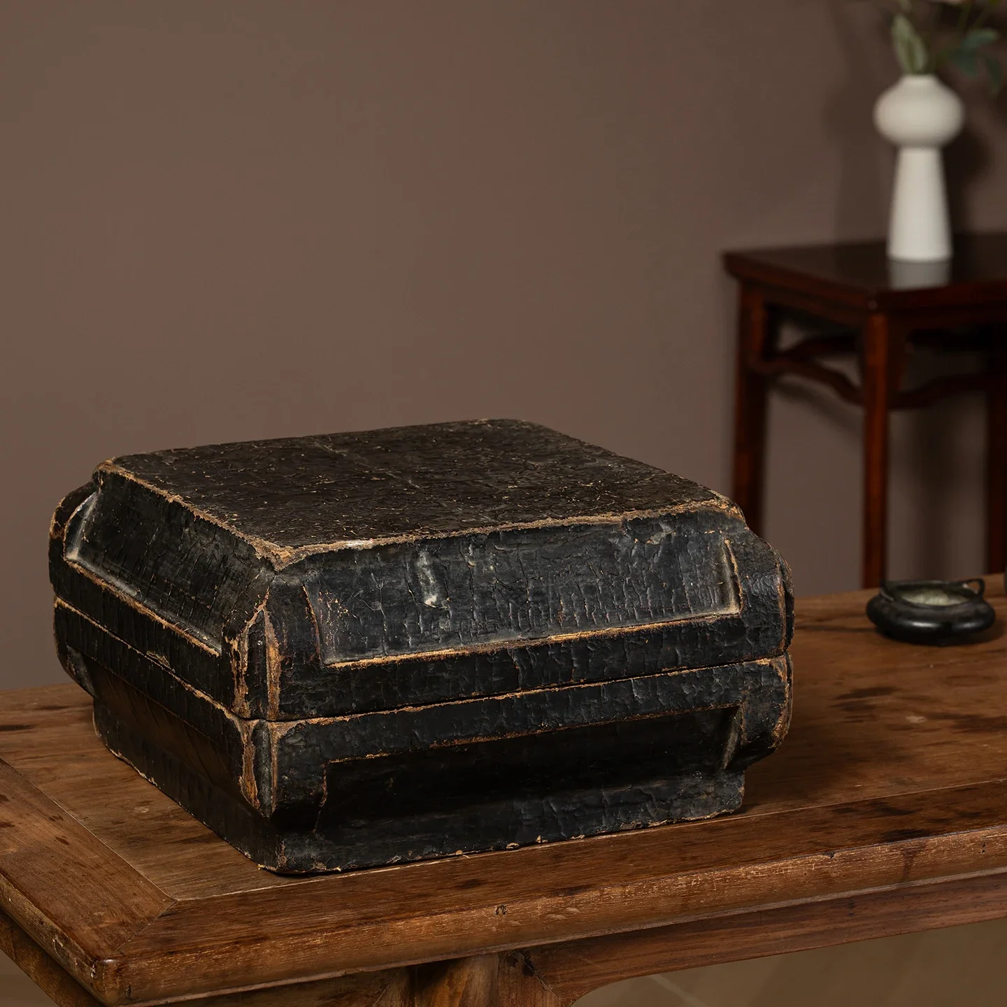 Square holding box collects lacquerware artworks