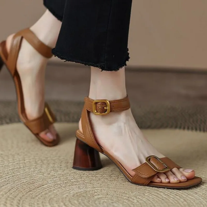 

2024 Women's Summer New Fashion Metal Buckle Brand Design Female Sandals Casual Solid Color All-match Female High Heels Zapatos