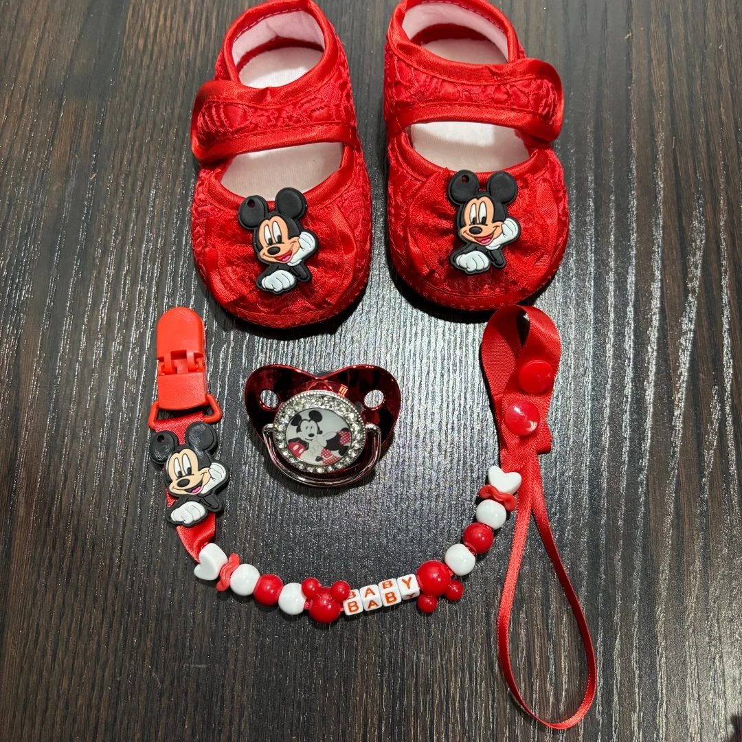 

Очаровательный подарочный набор для новорожденных: пустышка, цепочки для пустышек и мягкие пинетки – идеально для милого прорезывания зубов у малыша.