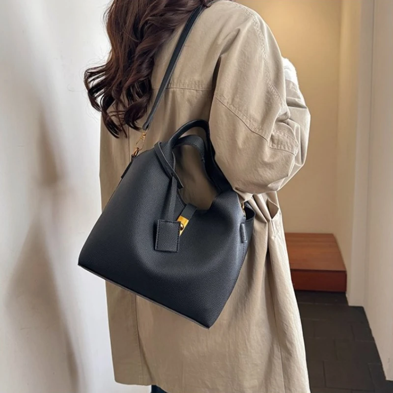 

Popular Classic Elegant Classic Designer Paris Fashionable High End Leather Ladies Shoulder Bag Casual Simple Vintage Diaper Bag