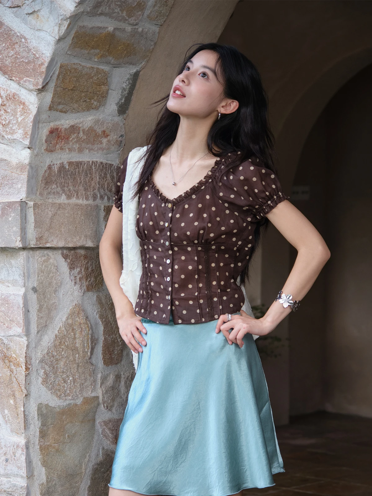 

Botanique Plant Science: Свободная блузка с V-образным вырезом, короткими рукавами-фонариками и кружевной отделкой из шелковой ткани, для повседневной носки