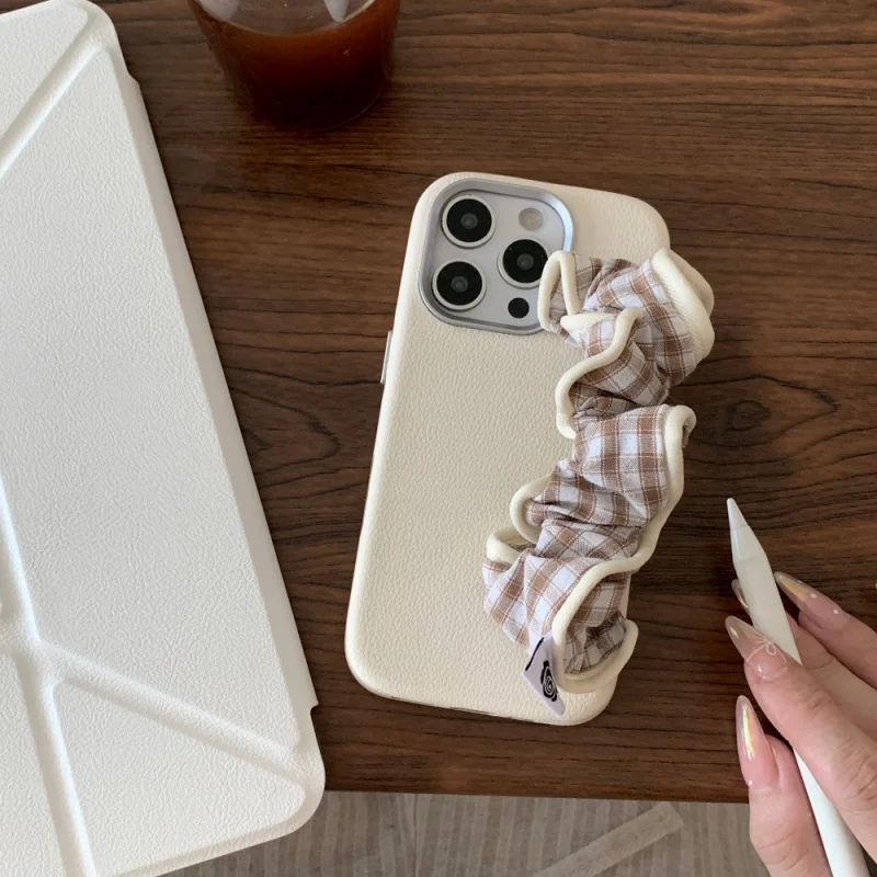 

White plaid wristband phone case compatible with Apple17PROLeather Solid Color CaseiPhone16/15PSimple14P