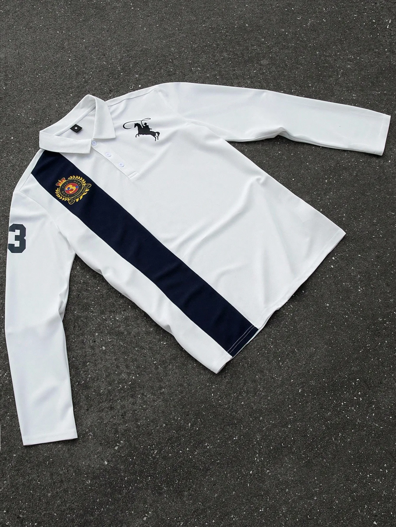 

Мужская рубашка-поло с длинным рукавом, контрастными полосками и вышитым эмблемой