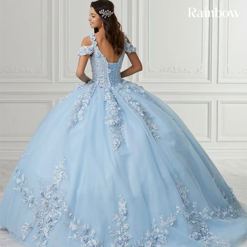 ชุดเดรสสีน้ำเงินอ่อนแบบควินเซียเรีย ผ้าออร์แกนซ่า ปักลายดอกไม้ 3 มิติ ทรงบอลกาวน์ แขนกุด คอทรงเรือ  ปรับแต่งได้  ผูกเชือก  สำหรับงานฉลองอายุ 15 ปี