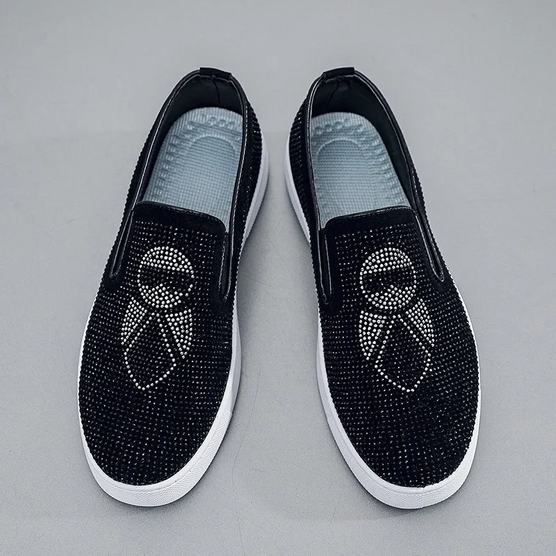 أحذية مصممة كريستالية للرجال بدون كعب أحذية أنيقة من حجر الراين الأسود للرجال أحذية بدون كعب كاجوال فاخرة سهلة الارتداء