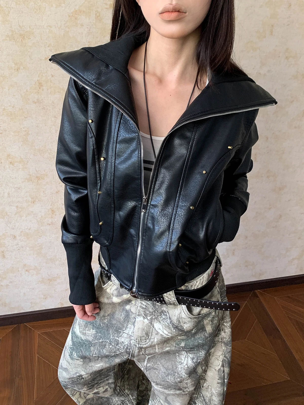 Jaqueta Feminina de Couro PU Estilo Motociclista com Rebites, Gola Virada, Cintura Ajustável e Versátil - Estilo Spicy Girl