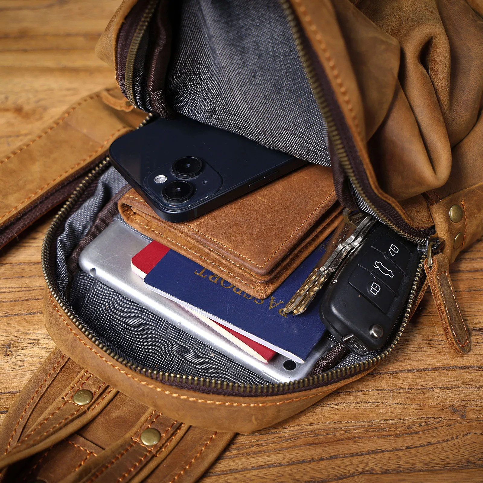 Vintage Echtleder-Umhängetasche für Herren, Vollnarbenleder, Crossbody-Brusttasche, große Kapazität – Detail 14