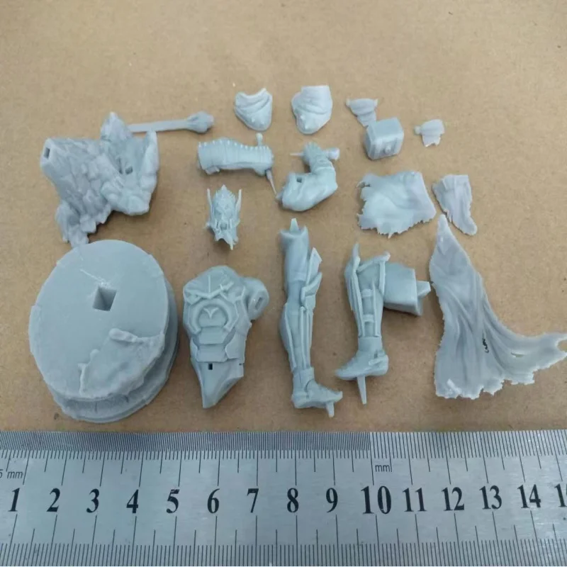 A cloaked warrior holding a hammer and sword DIY Resin Figures Model Kit 1/24 Scale Unpainted Unassembled 3D Toy ﻿