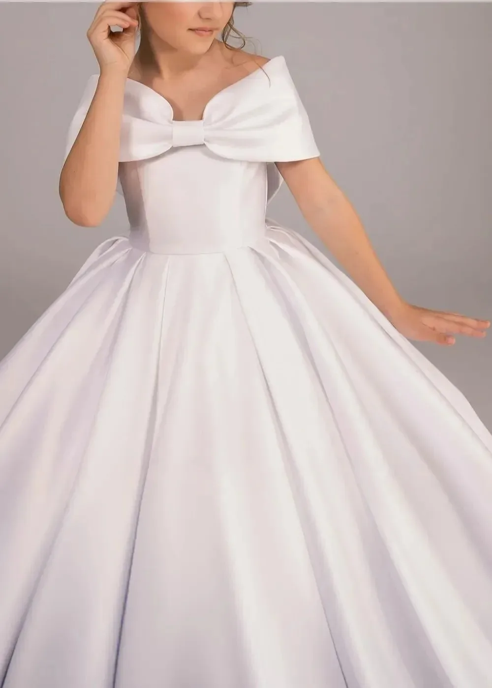 girl beauty pageant catwalk dress, Luxurious white satin flower girl dress, off-shoulder bow tail dress, wedding birthday dress