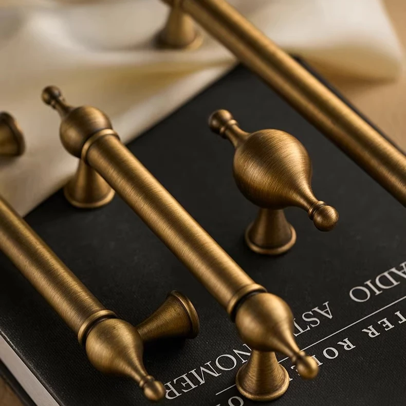 Retro Furnitur Handle Brass Wardrobe Door Drawer Bronze Cabinet Handles French Vintage High-end Cabinet Door Knob and Handle