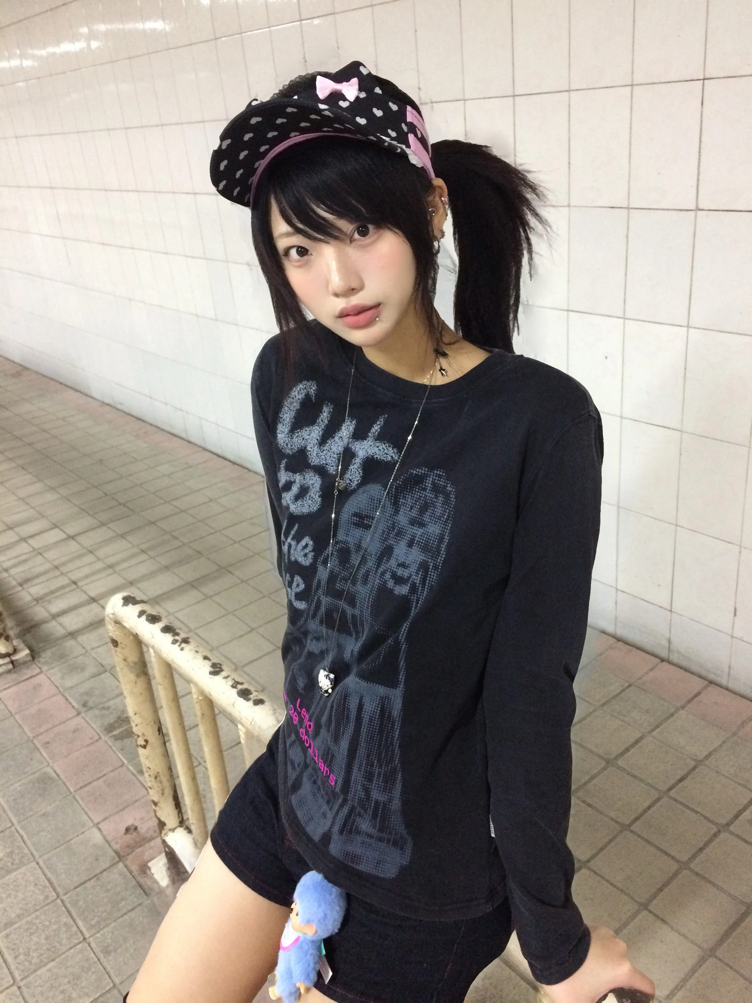 Karrram Japanisches Y2k Anime-Print-T-Shirt im Trashy-Stil der 2000er Jahre, langärmeliges schwarzes Oberteil, Vintage Harajuku Streetwear, amerikanischer Retro-Look – Detail 5