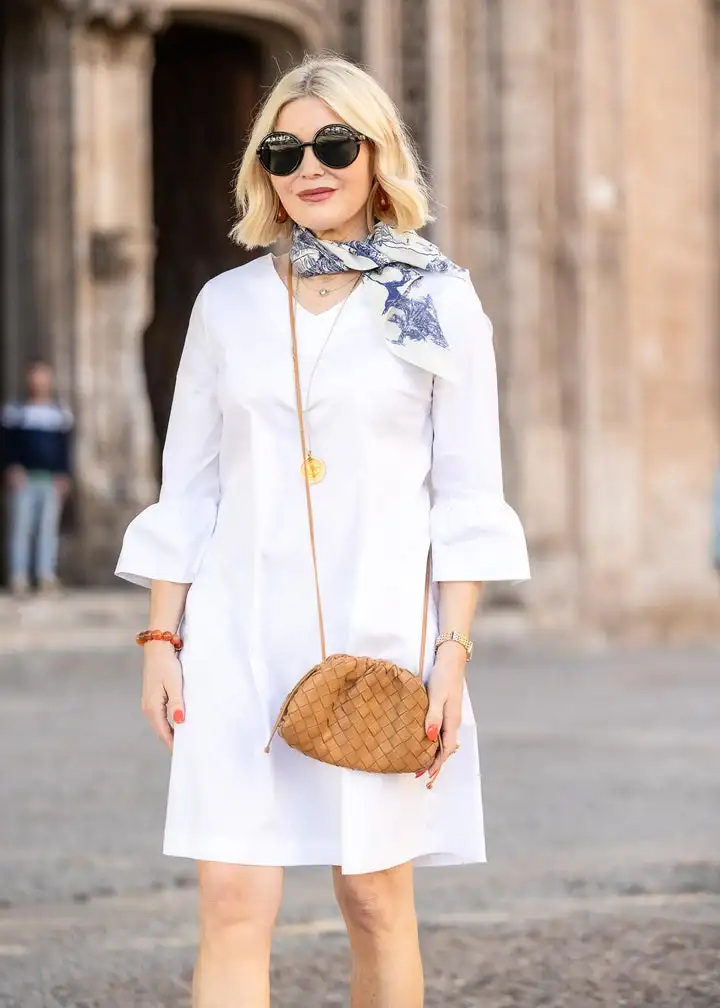 فستان قصير أنيق للسيدات بلون سادة ورقبة على شكل حرف V وأكمام جرس #1