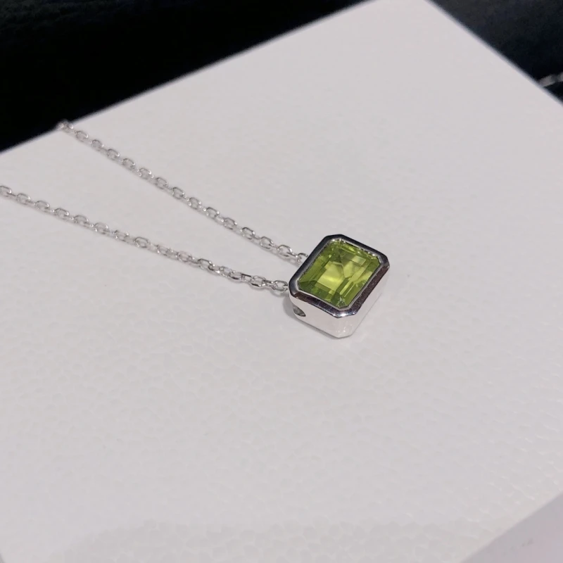 

925 Sterling Silver Material Paired With Natural Olivine Wrapped Women's Collarbone Necklace