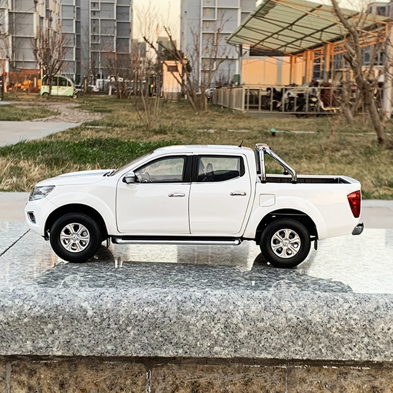 Original alloy 1:18 Zhengzhou Nissan Navarra NAVARA off-road vehicle pickup car model car model