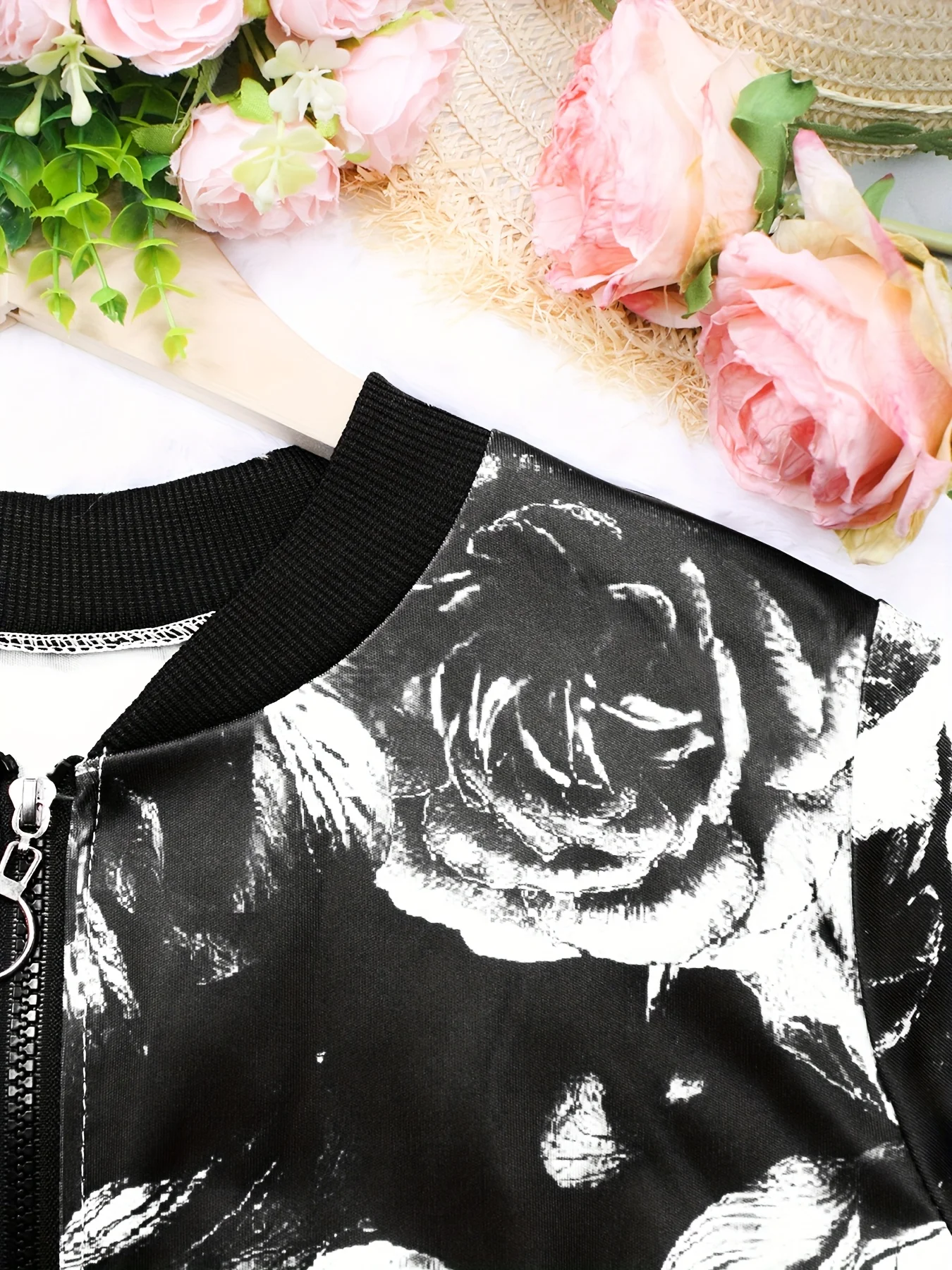 Damska czarno-biała kurtka w kwiaty, krótka, o kroju litery A, zapinana na zamek z kieszeniami, całoroczna odzież wierzchnia, nadająca się do prania w pralce.