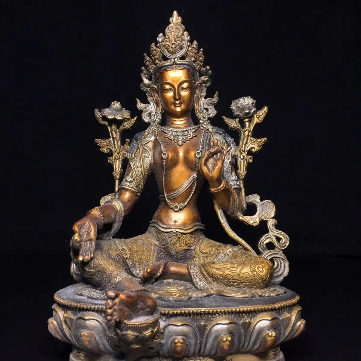 Seiko pure copper painted green Tara Buddha statue is 14cm wide and 21.5cm high, and weighs about 1kg.