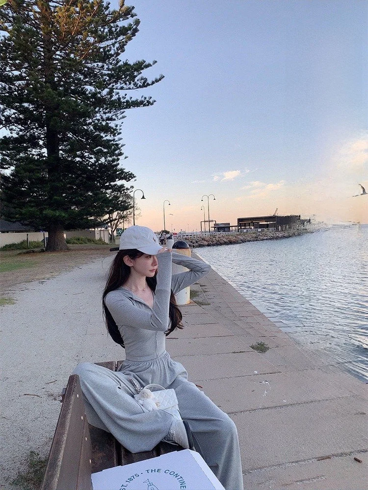 

Комплект спортивной одежды с защитой от солнца: легкая дышащая маска для лица, топ с длинными рукавами на молнии и шорты из модального хлопка, комплект из двух предметов.