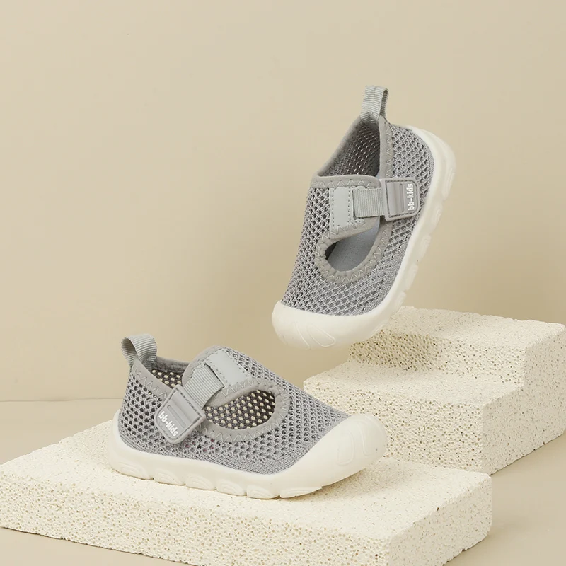 صنادل صيفية للأطفال الصغار من الأولاد والبنات صنادل شبكية قابلة للتنفس أحذية أطفال غير قابلة للانزلاق 0-3 سنوات للجنسين أحذية أولية خفيفة الوزن مناسبة للأقدام الدهنية