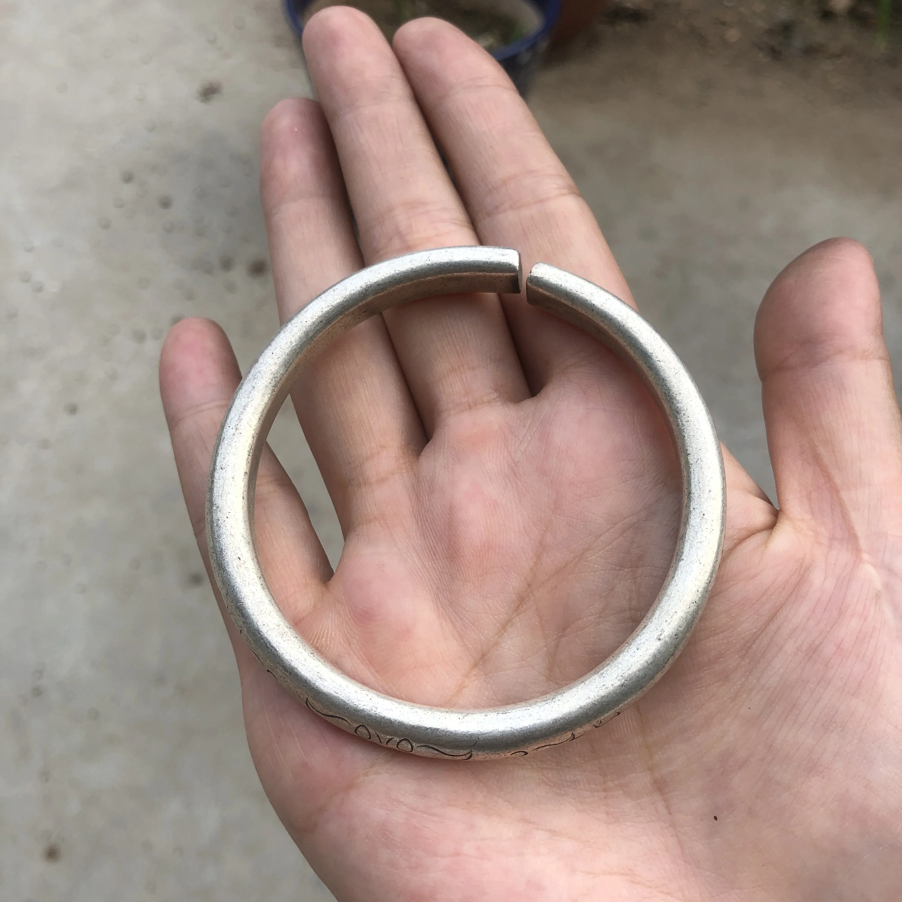 Vintage Chinese Hand‑Carved Flower Open Bangle Bracelet, Antique Silver‑Tone Etched Pattern Cuff Bangle, Retro Ethnic Style Wome